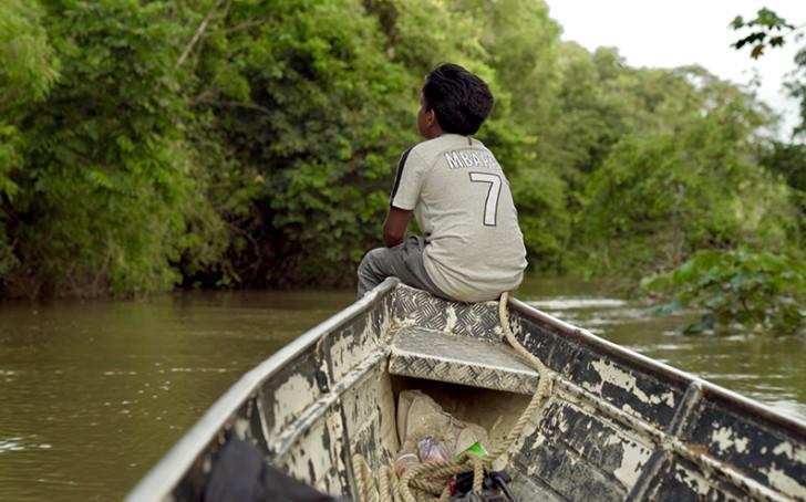 Un enfant de dos sur une pirogue